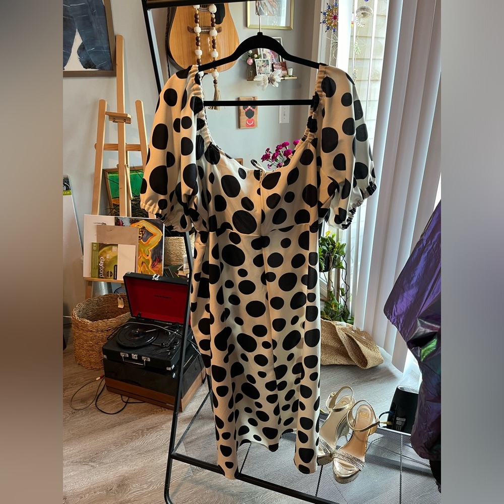Adorable polka dotted split thigh bodycon dress!!